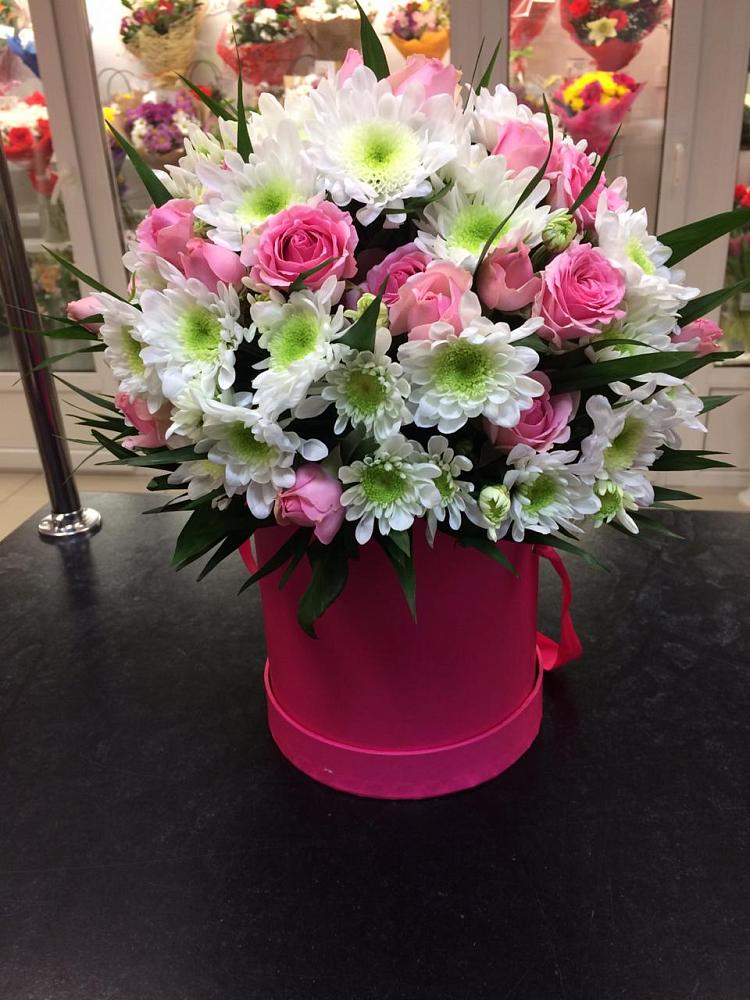 Цветочная композиция из Розы и Хризантемы в шляпной коробке в Татарке